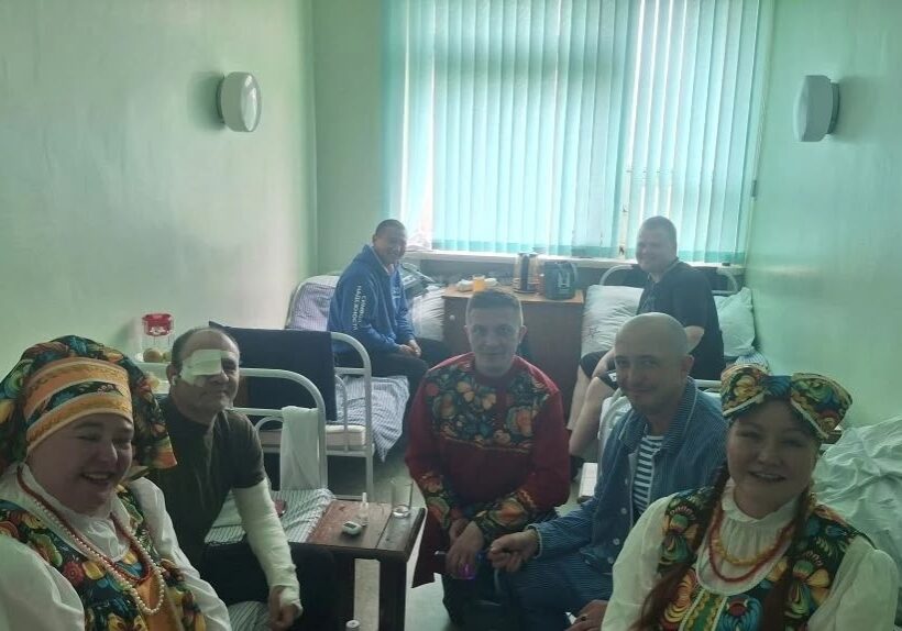 Артисты Алданского ТЮЗа в военно-морском госпитале. Фото из официального паблика Алданского театра юного зрителя